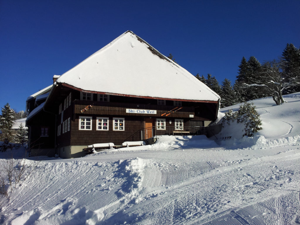 Ski-Club Hütte im Winter