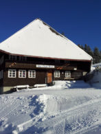 Ski-Club Hütte im Winter